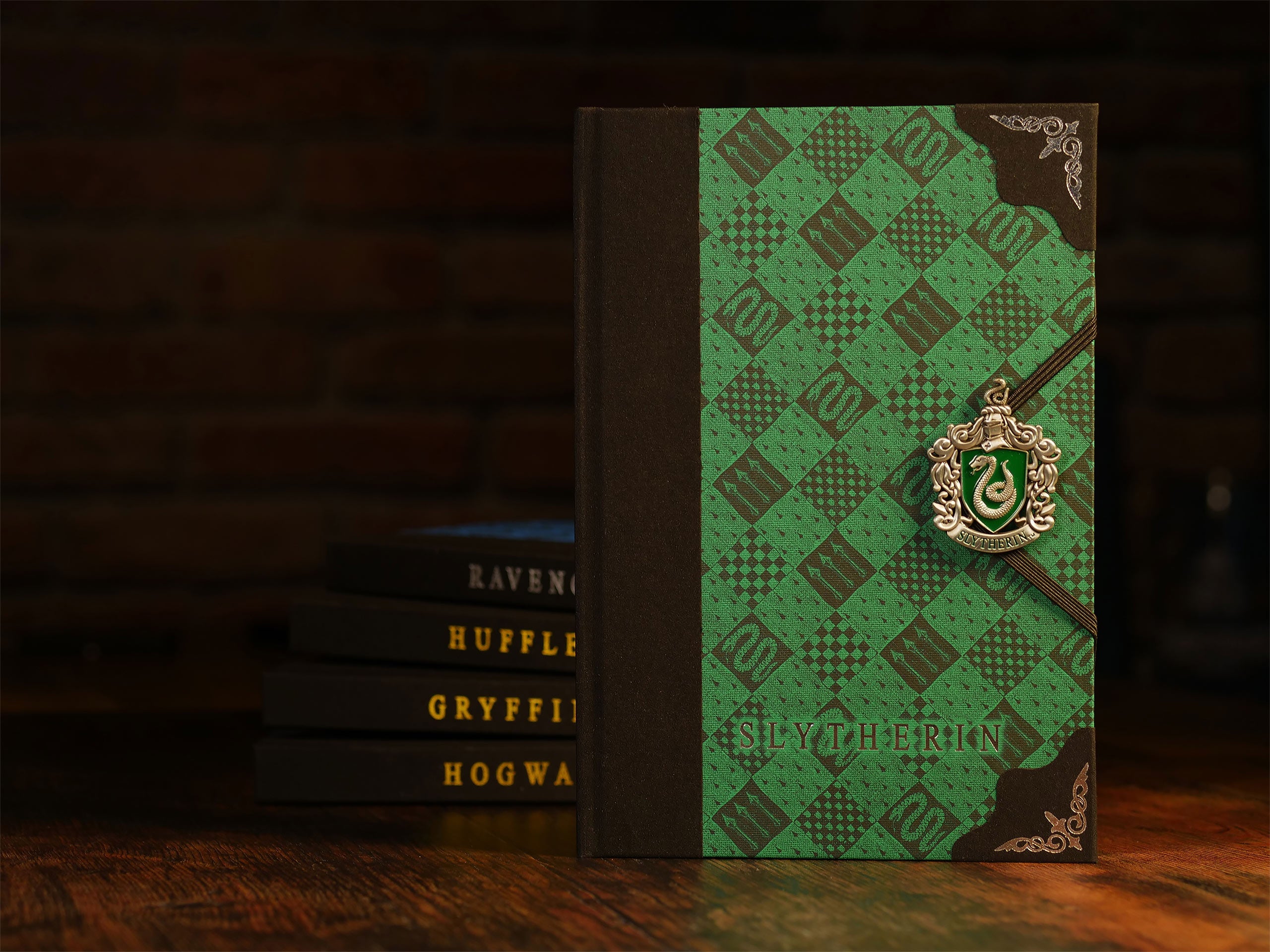 Produktbild Harry Potter - Slytherin Emblem Deluxe Anteckningsbok