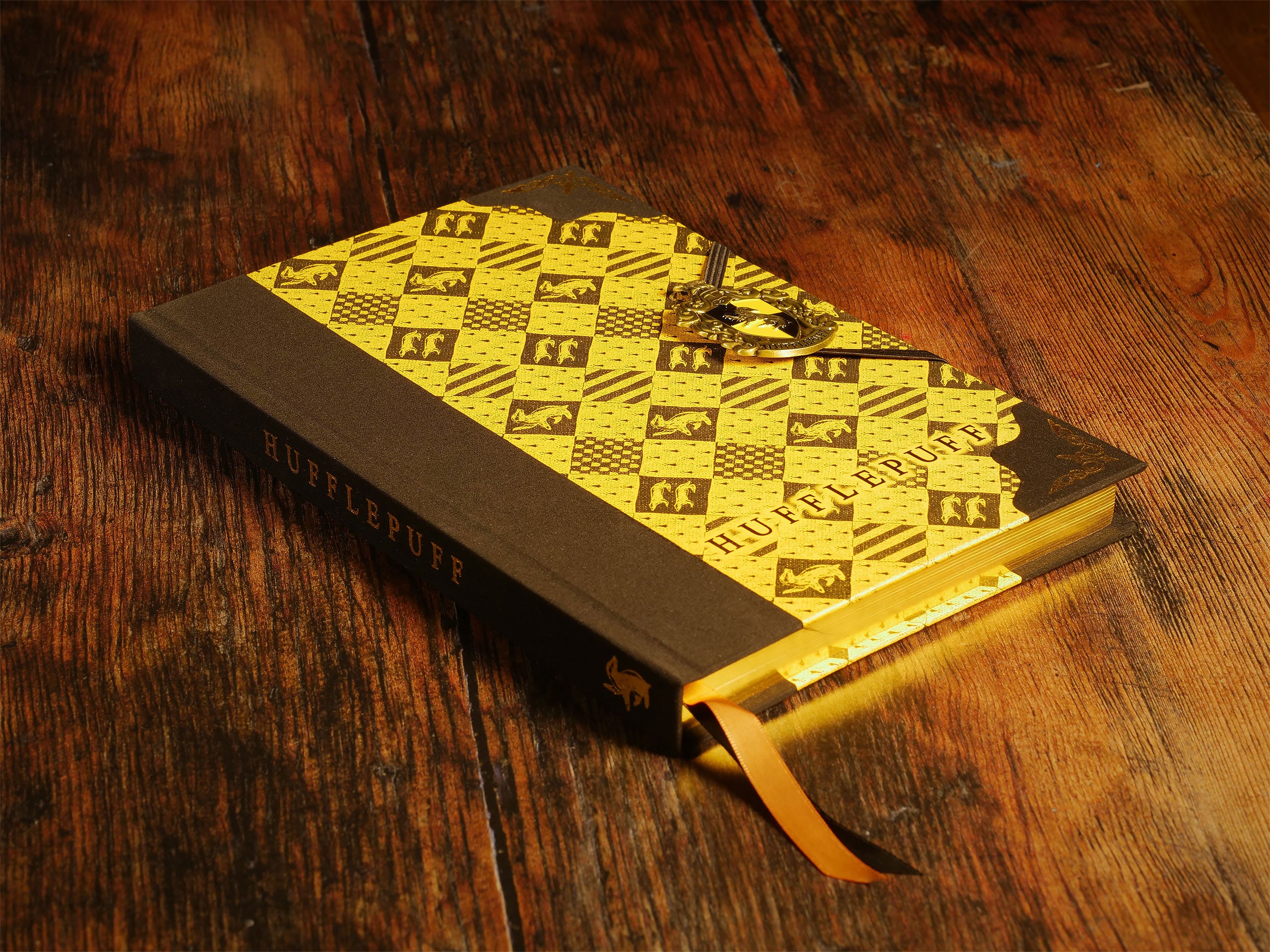 Produktbild Harry Potter - Hufflepuff Emblem Deluxe Anteckningsbok