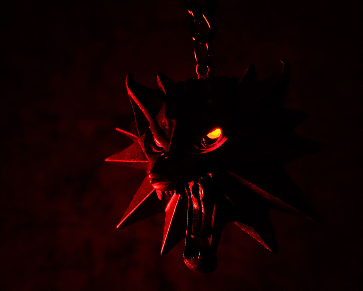 Produktbild Witcher - Wild Hunt Medaljong med LED-ögon