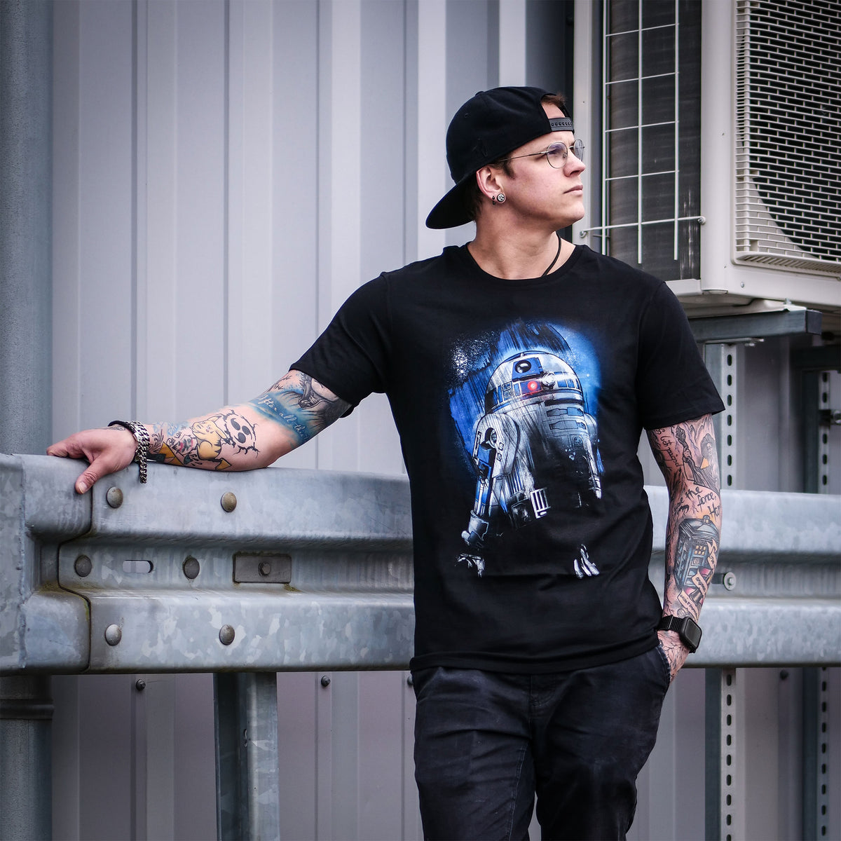 Produktbild Star Wars - R2-D2 Droid in the Dark T-shirt svart