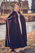 Produktbild Medeltida yllekappa för damer med huva, broderi och metallspänne, brun