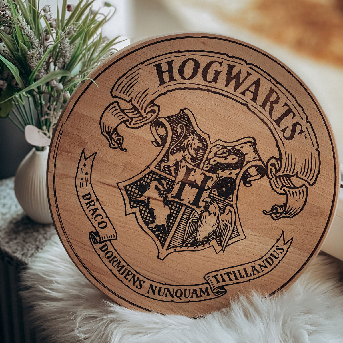 Produktbild Harry Potter - Skärbräda med Hogwarts vapensköld i bokträ