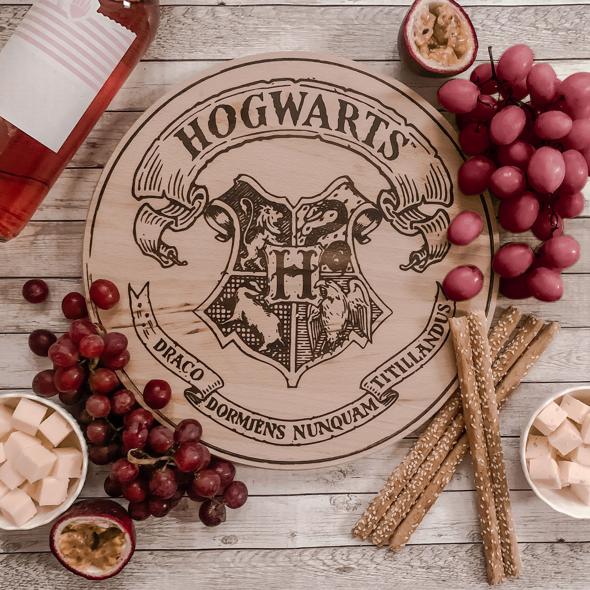 Produktbild Harry Potter - Skärbräda med Hogwarts vapensköld i bokträ