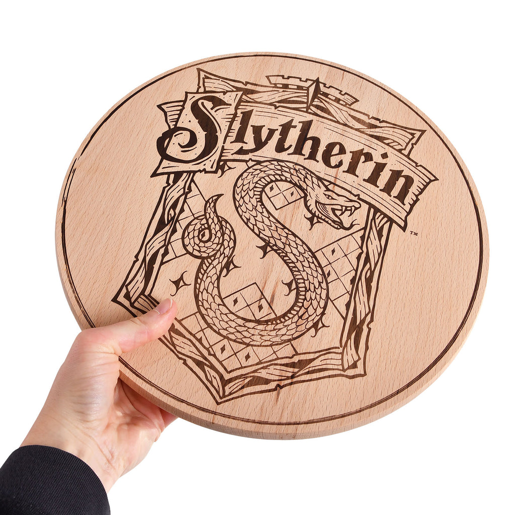 Produktbild Harry Potter - Skärbräda med Slytherins vapensköld, bokträ