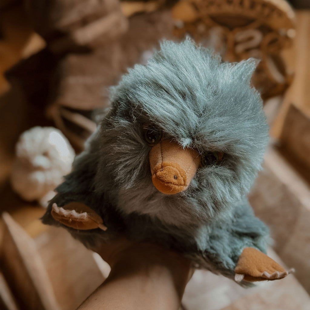 Produktbild Baby Niffler Plyschfigur 22 cm grå - Fantastiska Vidunder
