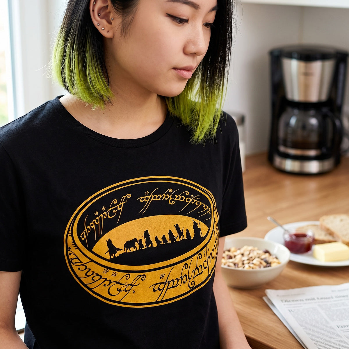 Produktbild Sagan om Ringen - Svart T-shirt med Ringens brödraskap