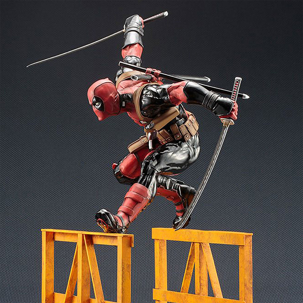 Produktbild Super Deadpool Samlarstaty 43 cm