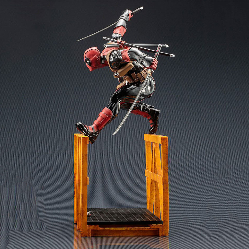Produktbild Super Deadpool Samlarstaty 43 cm
