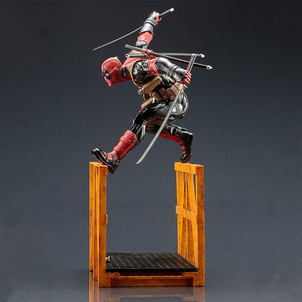 Produktbild Super Deadpool Samlarstaty 43 cm
