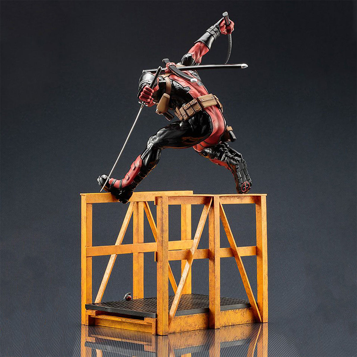 Produktbild Super Deadpool Samlarstaty 43 cm