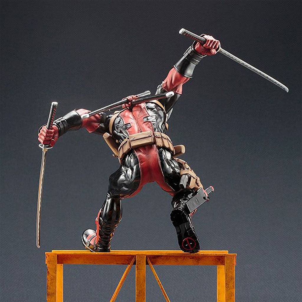 Produktbild Super Deadpool Samlarstaty 43 cm