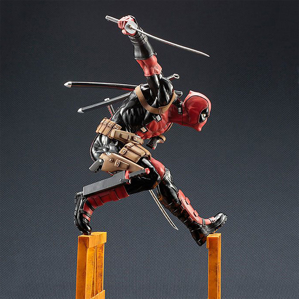 Produktbild Super Deadpool Samlarstaty 43 cm
