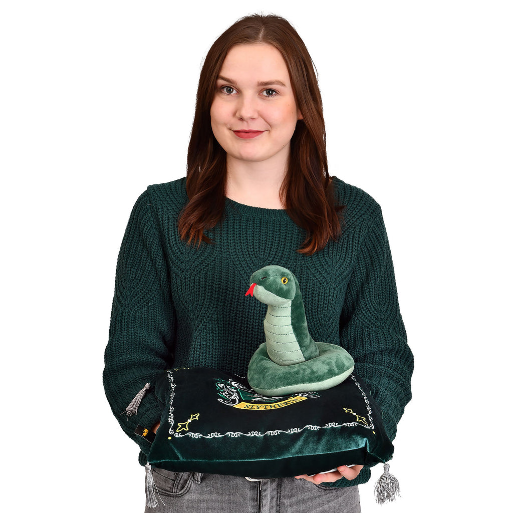 Produktbild Harry Potter - Slytherin kudde med vapensköld och plyschfigur