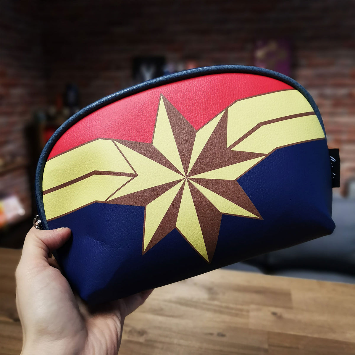 Produktbild Captain Marvel - Sminkväska med logo