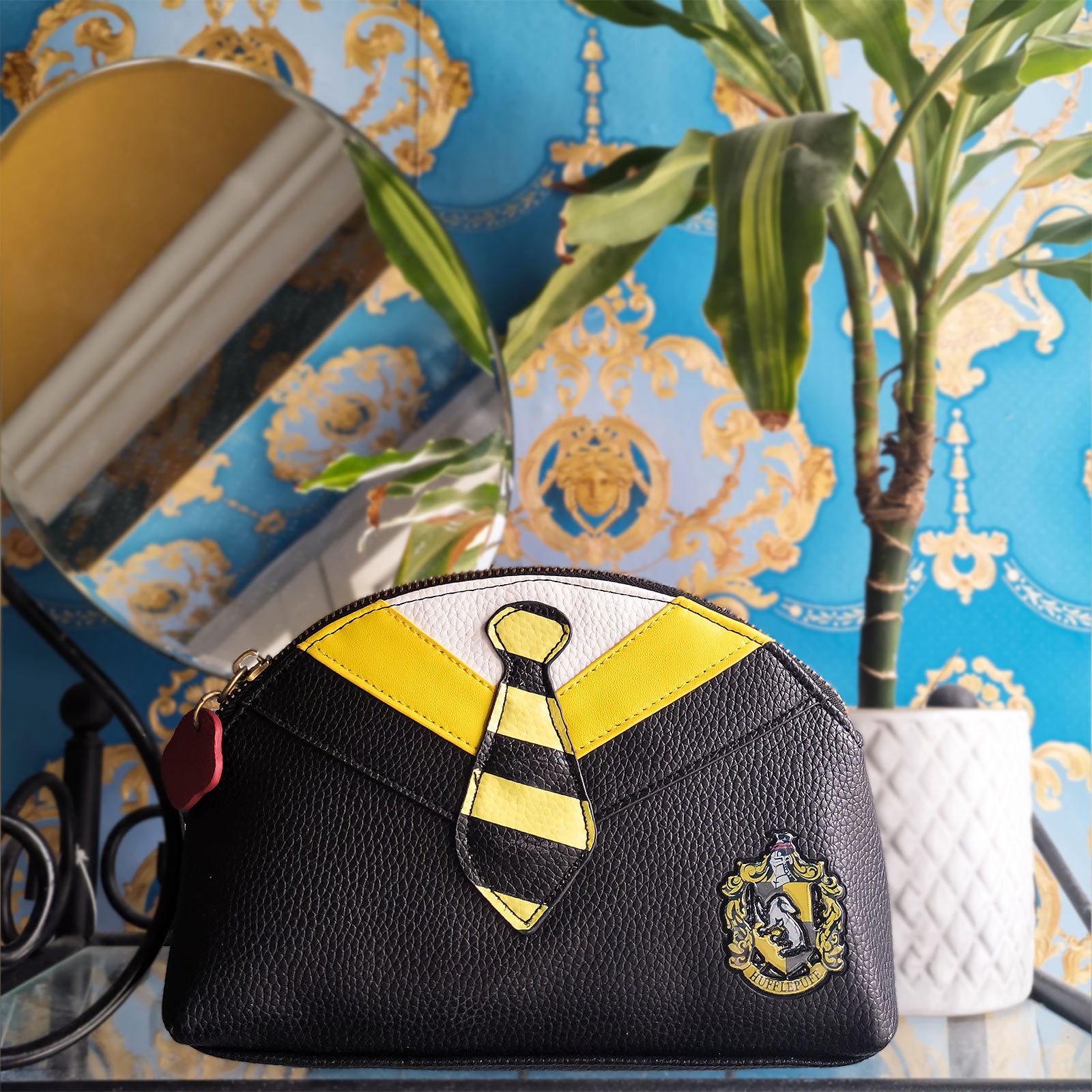Produktbild Harry Potter - Hufflepuff Suit & Tie Sminkväska
