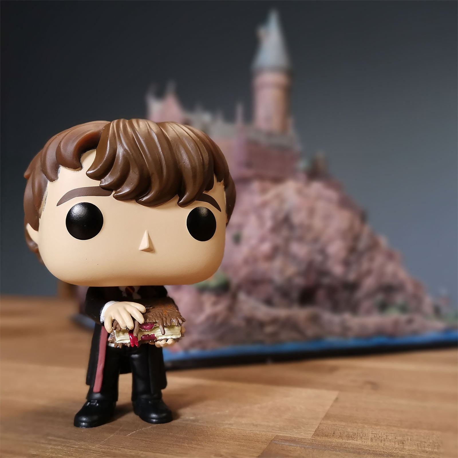 Produktbild Harry Potter - Neville med monsterboken Funko Pop-figur