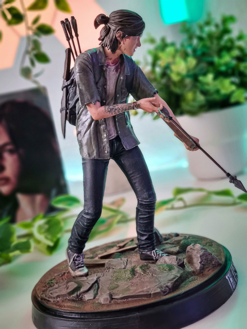 Produktbild The Last of Us - Ellie med båge Staty 21 cm