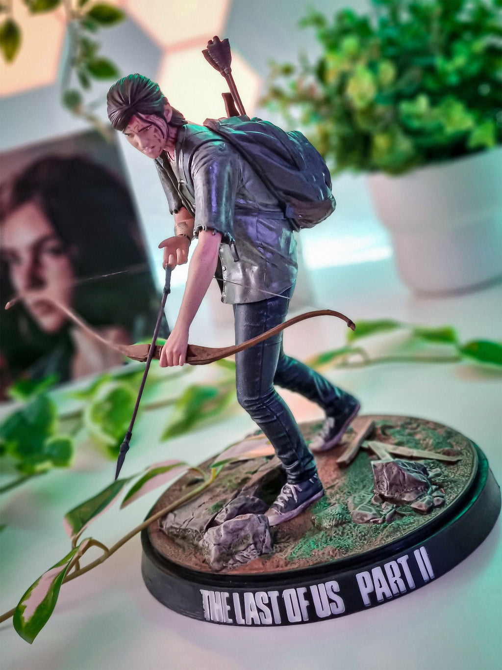 Produktbild The Last of Us - Ellie med båge Staty 21 cm