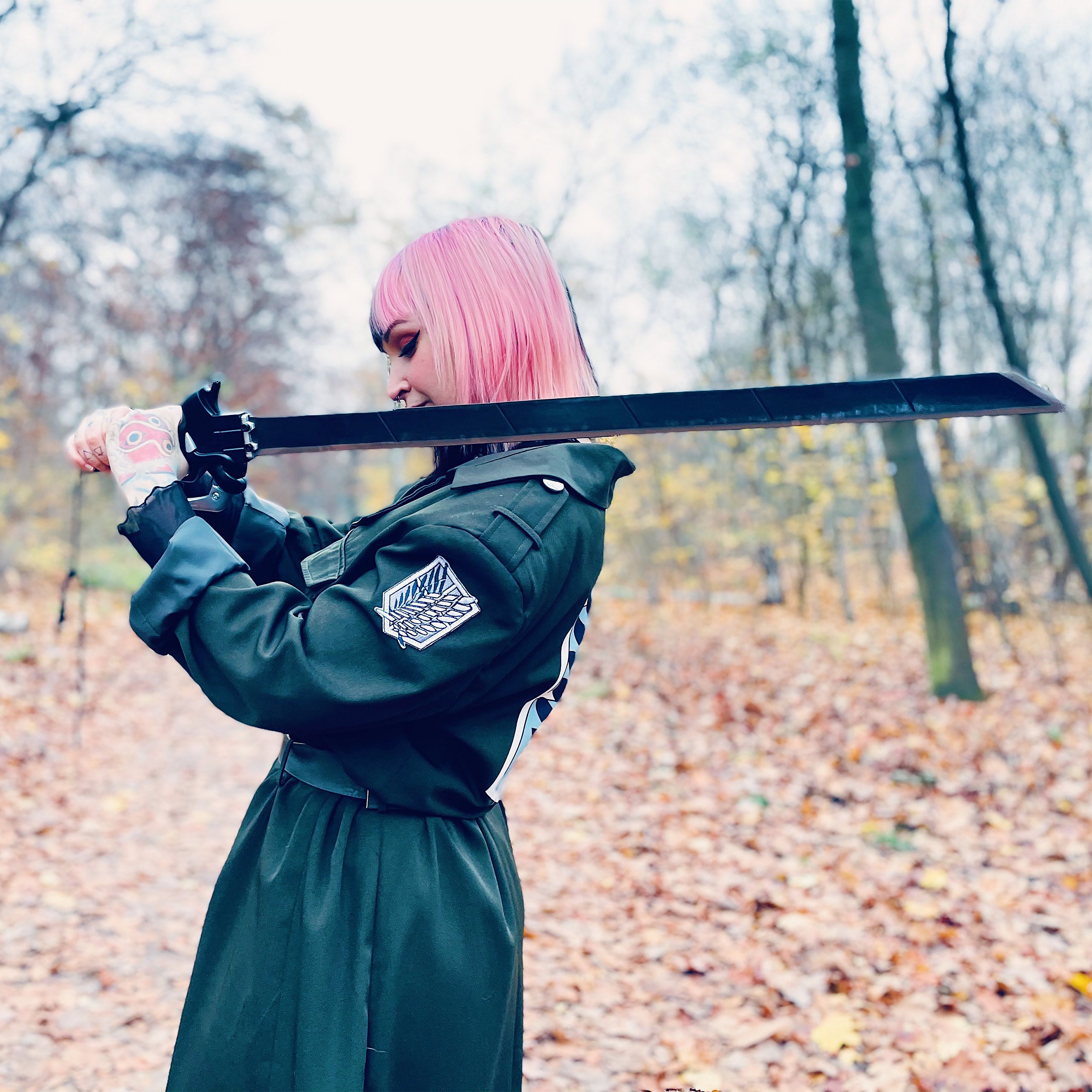 Produktbild Halvbladsvärdsreplika med slida för Attack on Titan-fans