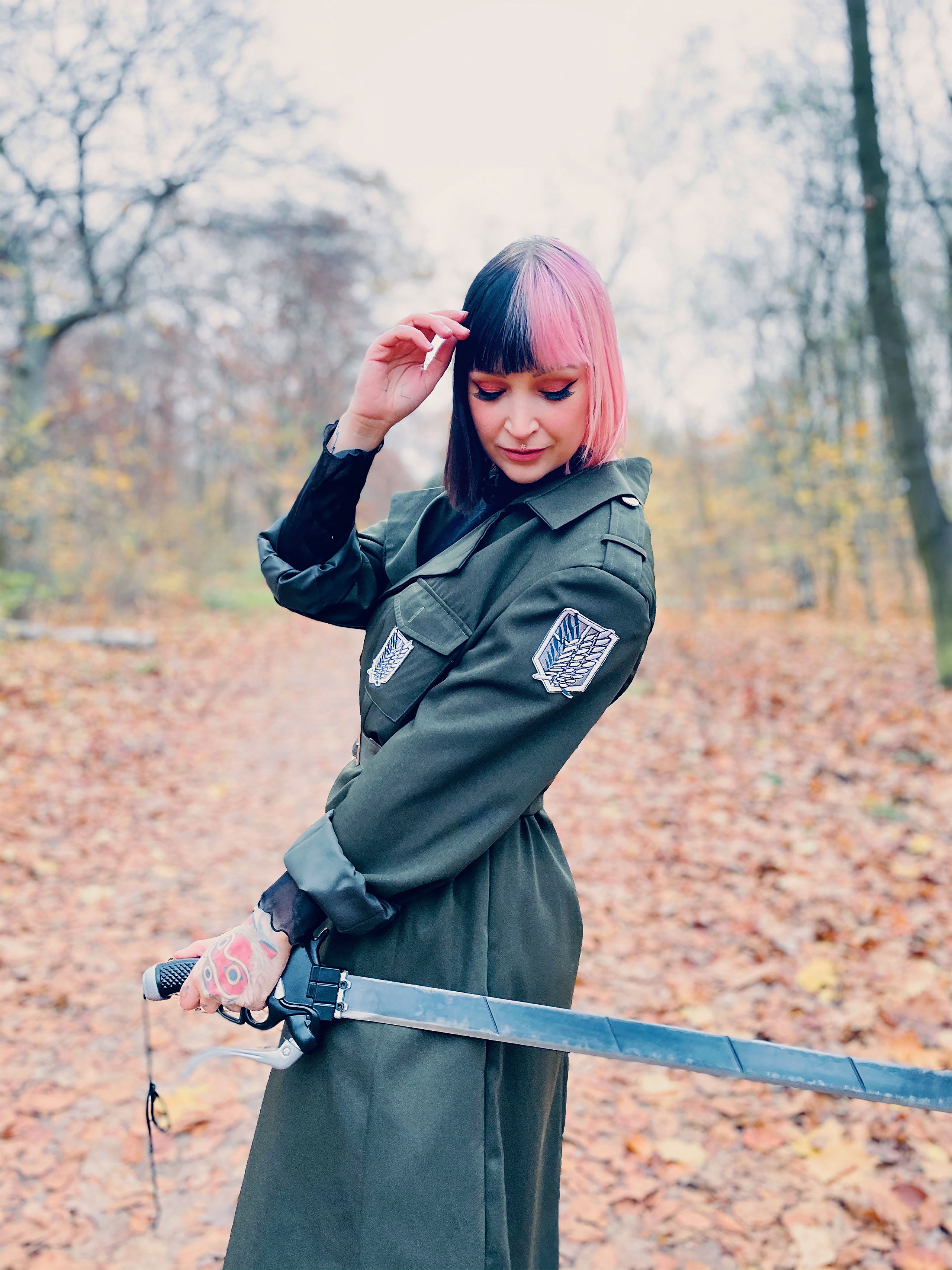 Produktbild Halvbladsvärdsreplika med slida för Attack on Titan-fans