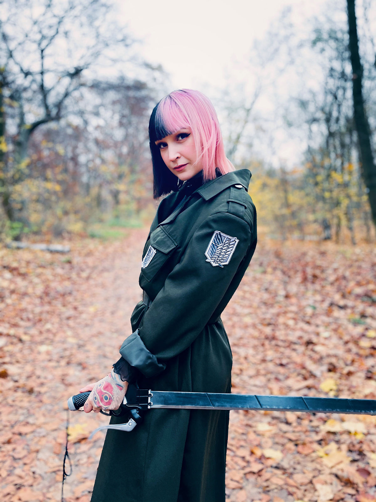Produktbild Halvbladsvärdsreplika med slida för Attack on Titan-fans