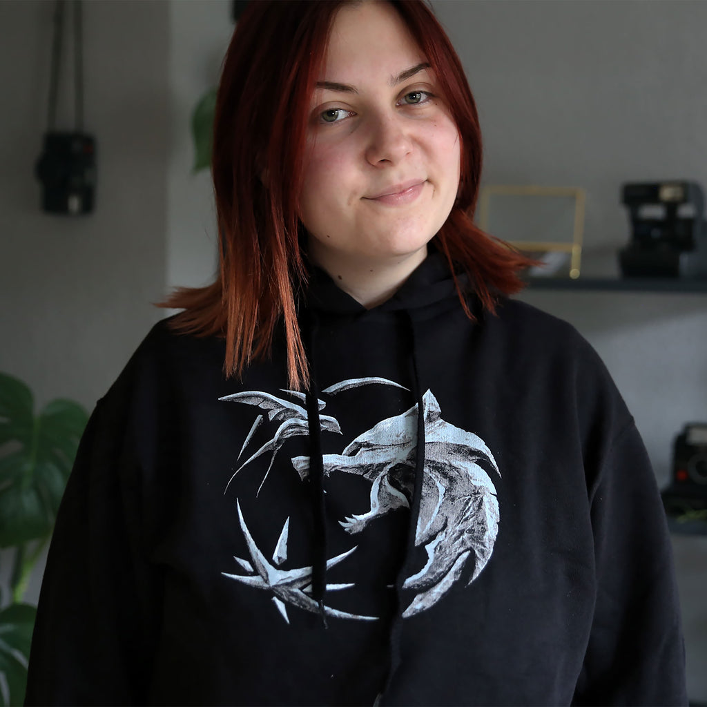 Produktbild Witcher - Svart hoodie med vargemblem