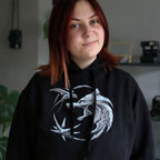 Produktbild Witcher - Svart hoodie med vargemblem