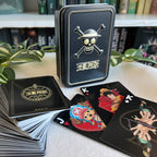 Produktbild One Piece - Skull spelkort i metallask