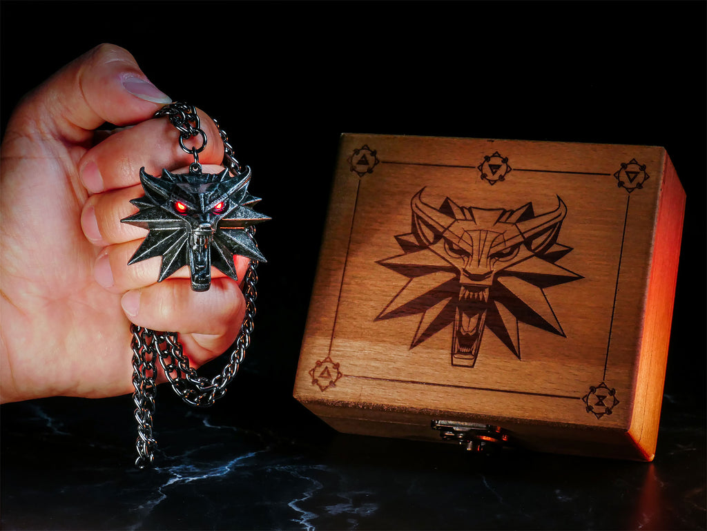 Produktbild Witcher - Wild Hunt Medaljong med LED-ögon i presentask