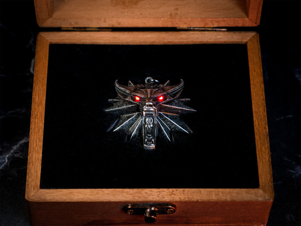Produktbild Witcher - Wild Hunt Medaljong med LED-ögon i presentask