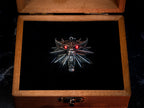 Produktbild Witcher - Wild Hunt Medaljong med LED-ögon i presentask