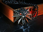 Produktbild Witcher - Wild Hunt Medaljong med LED-ögon i presentask