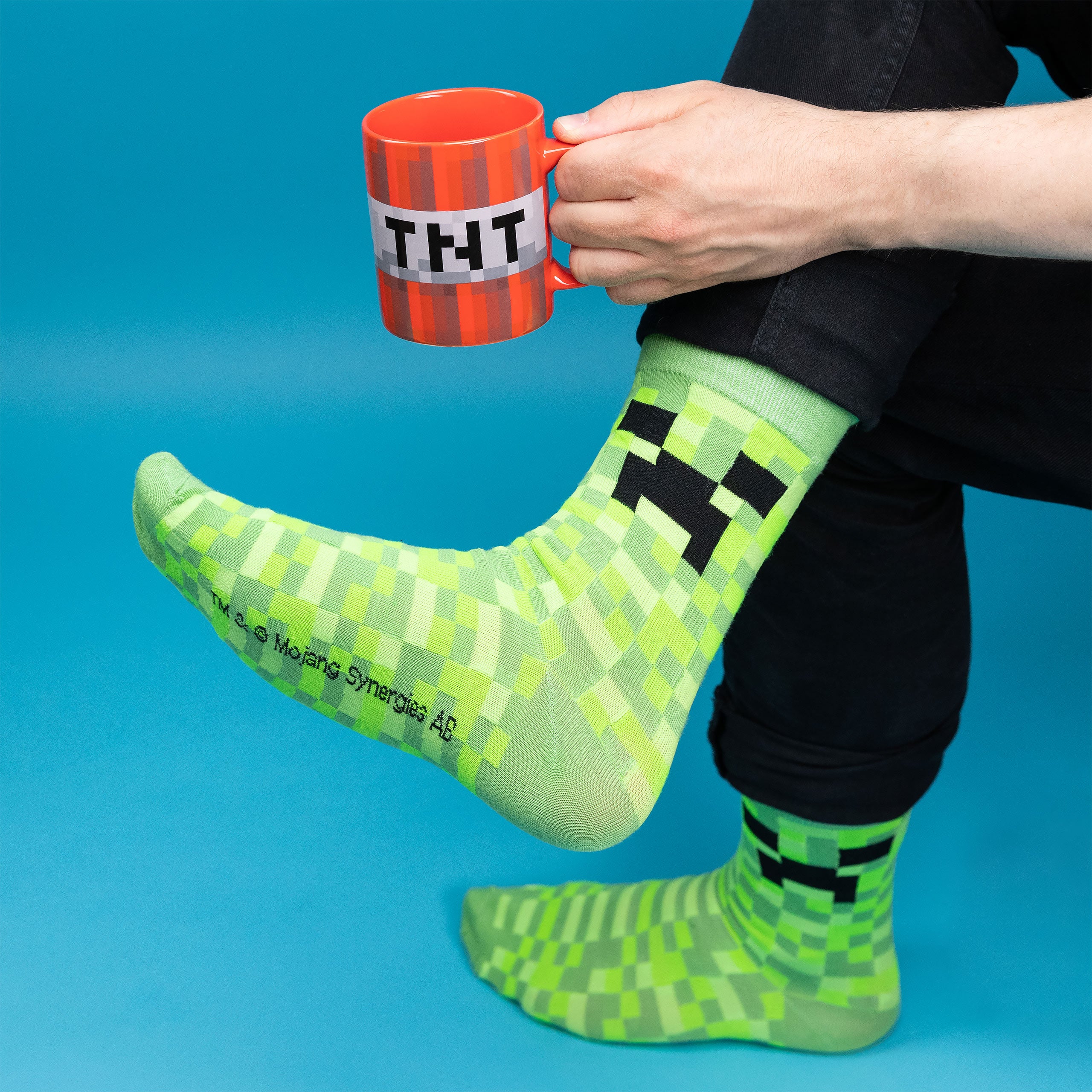Produktbild Minecraft - Creeper-strumpor och TNT-mugg set