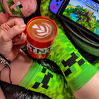 Produktbild Minecraft - Creeper-strumpor och TNT-mugg set