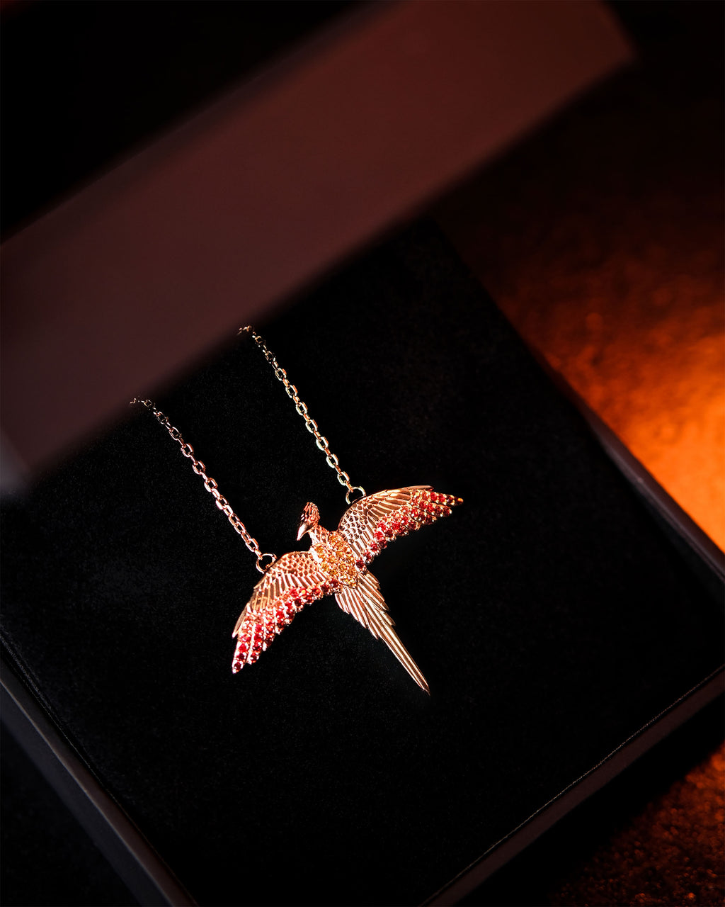 Produktbild Harry Potter - Fawkes halsband med kristaller