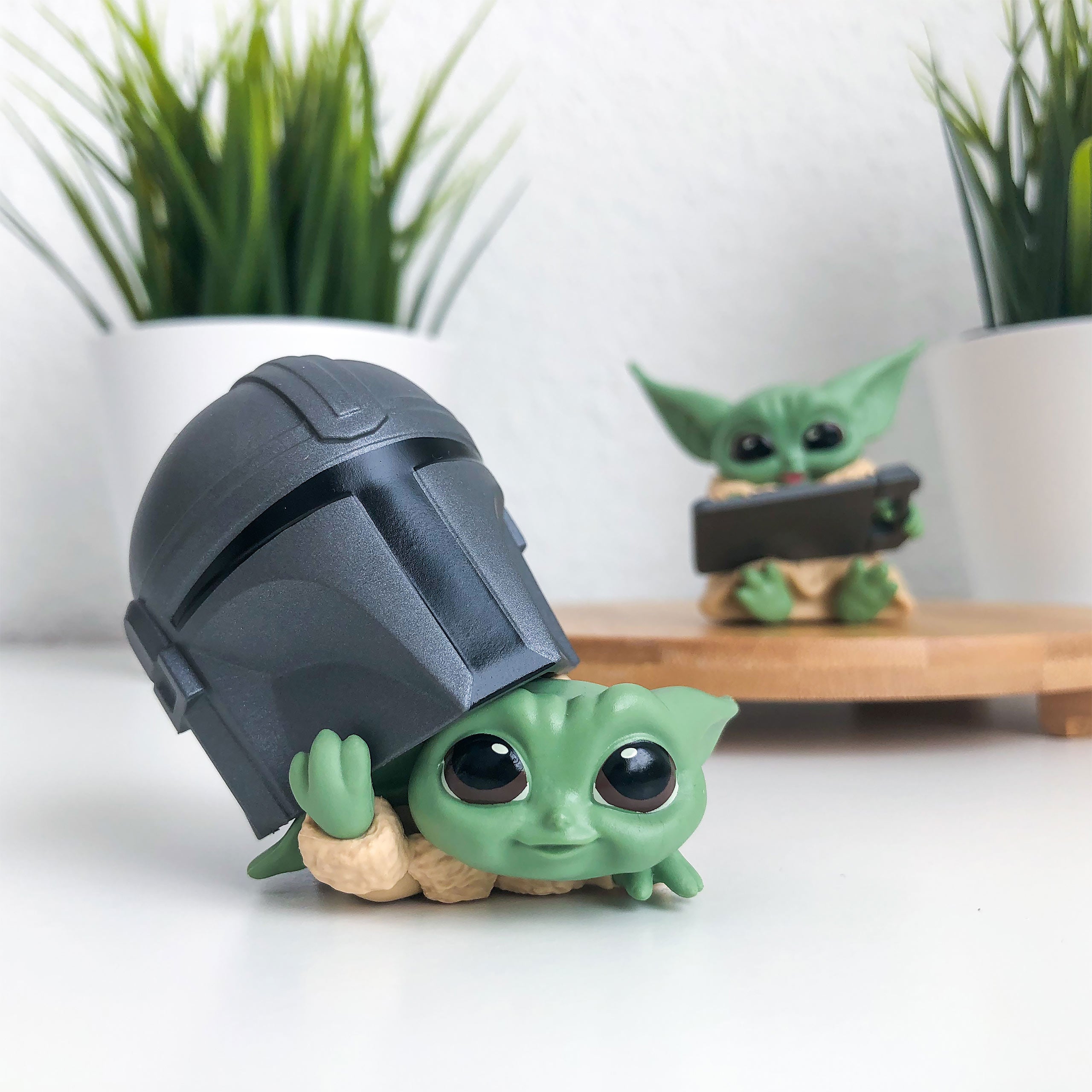 Produktbild Grogu med Hjälm och Surfplatta Mini-Figurset - Star Wars The Mandalorian