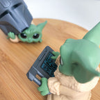Produktbild Grogu med Hjälm och Surfplatta Mini-Figurset - Star Wars The Mandalorian