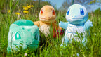 Produktbild Pokemon - Glumanda Monokrom Plyschfigur 22 cm