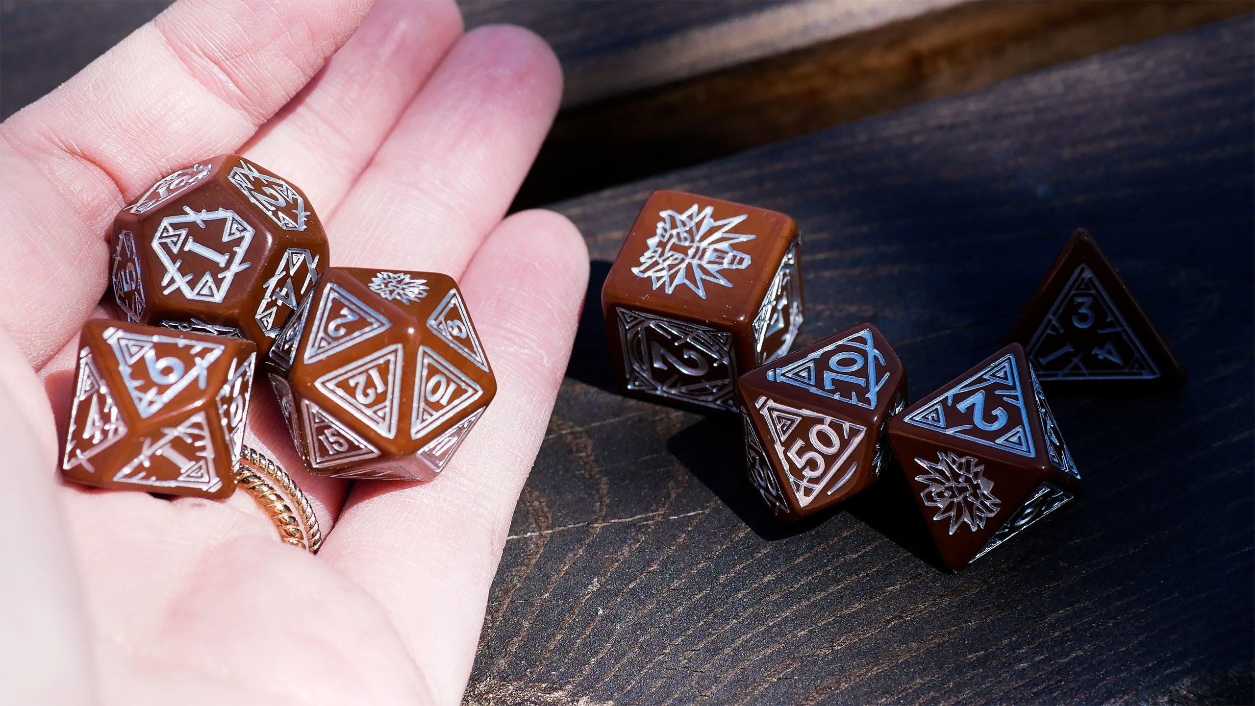 Produktbild Witcher - Geralt Roachs följeslagare RPG Tärningsset 7-delat med samlarmynt