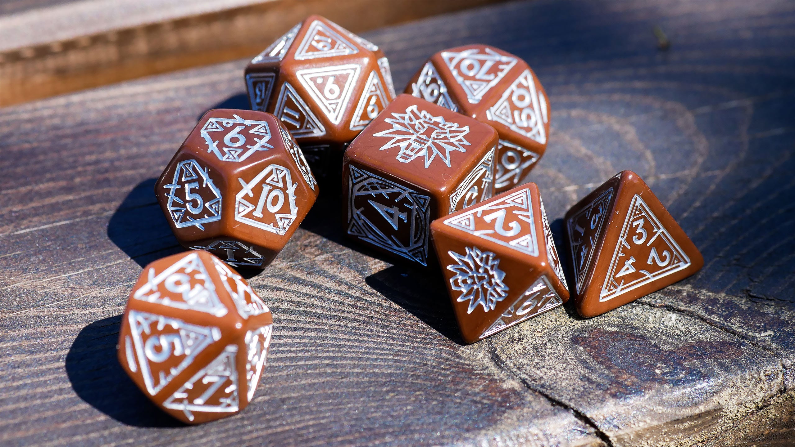Produktbild Witcher - Geralt Roachs följeslagare RPG Tärningsset 7-delat med samlarmynt