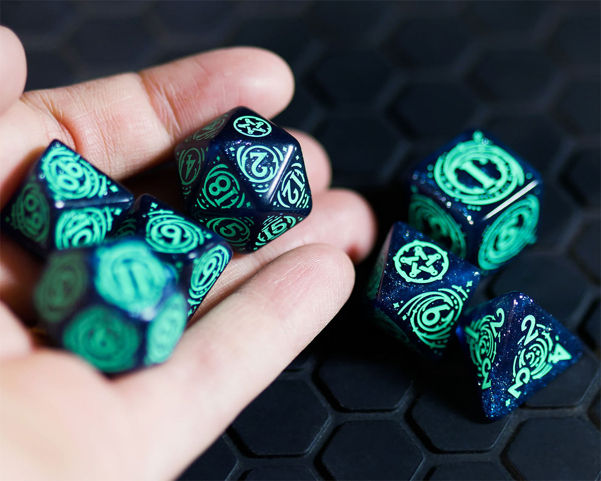 Produktbild Witcher - Yennefer Sorceress Supreme RPG Tärningsset 7-delat med samlarmynt