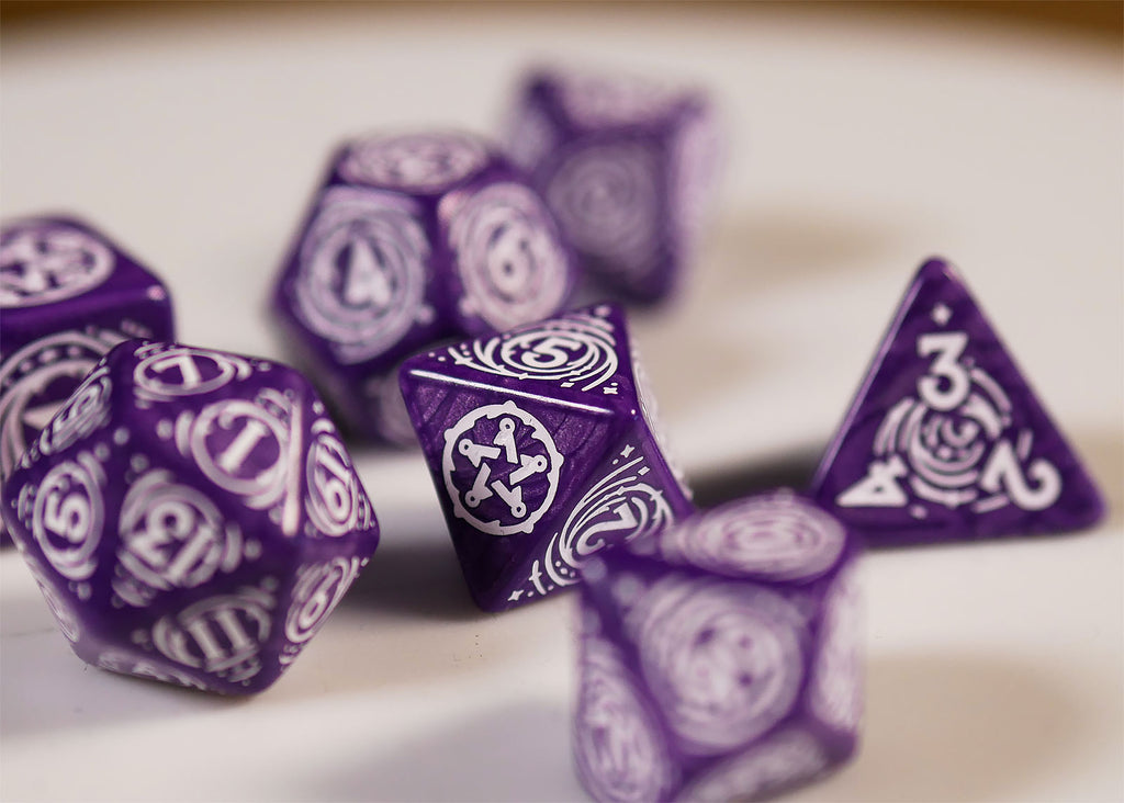 Produktbild Witcher - Yennefer Lilac & Gooseberries RPG Tärningsset 7-delat med samlarmynt