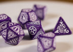 Produktbild Witcher - Yennefer Lilac & Gooseberries RPG Tärningsset 7-delat med samlarmynt