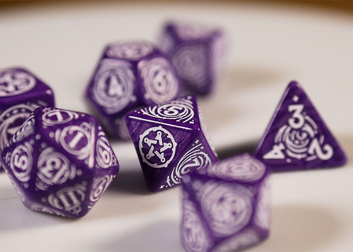 Produktbild Witcher - Yennefer Lilac & Gooseberries RPG Tärningsset 7-delat med samlarmynt
