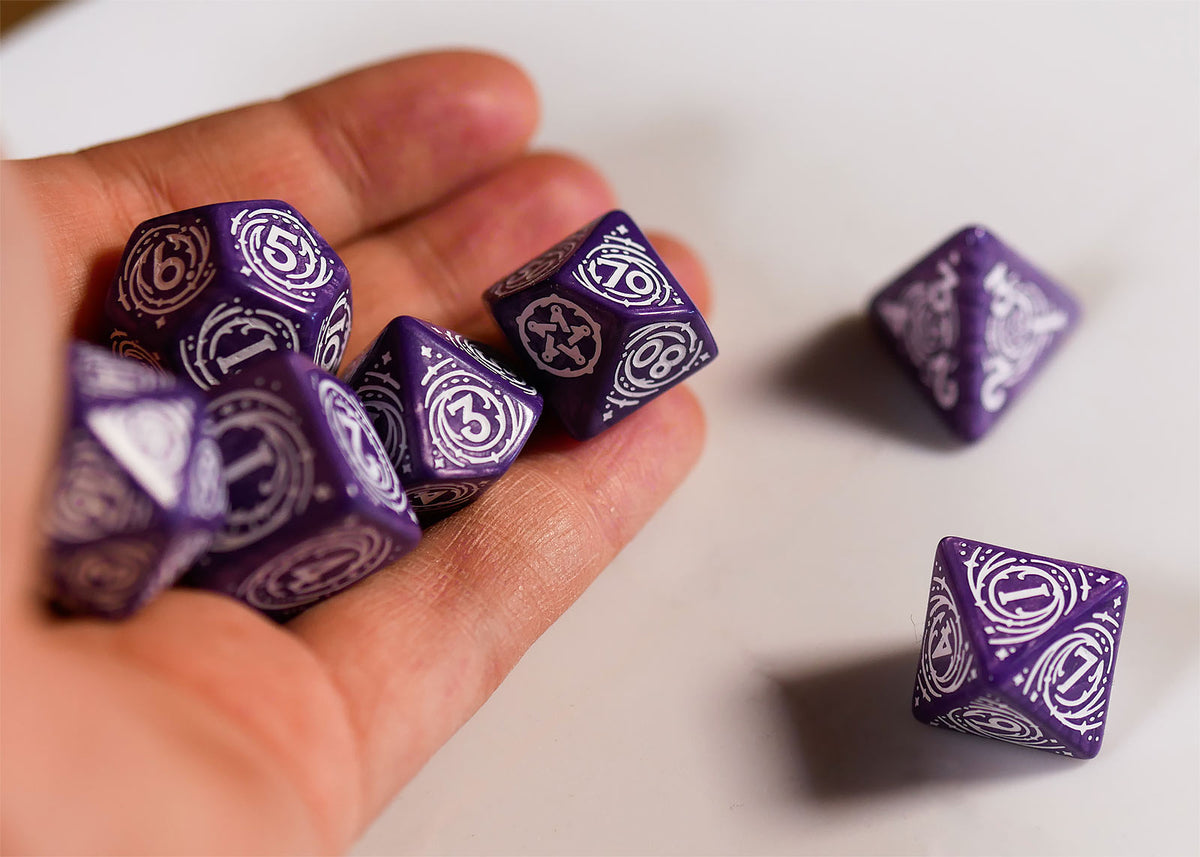 Produktbild Witcher - Yennefer Lilac & Gooseberries RPG Tärningsset 7-delat med samlarmynt
