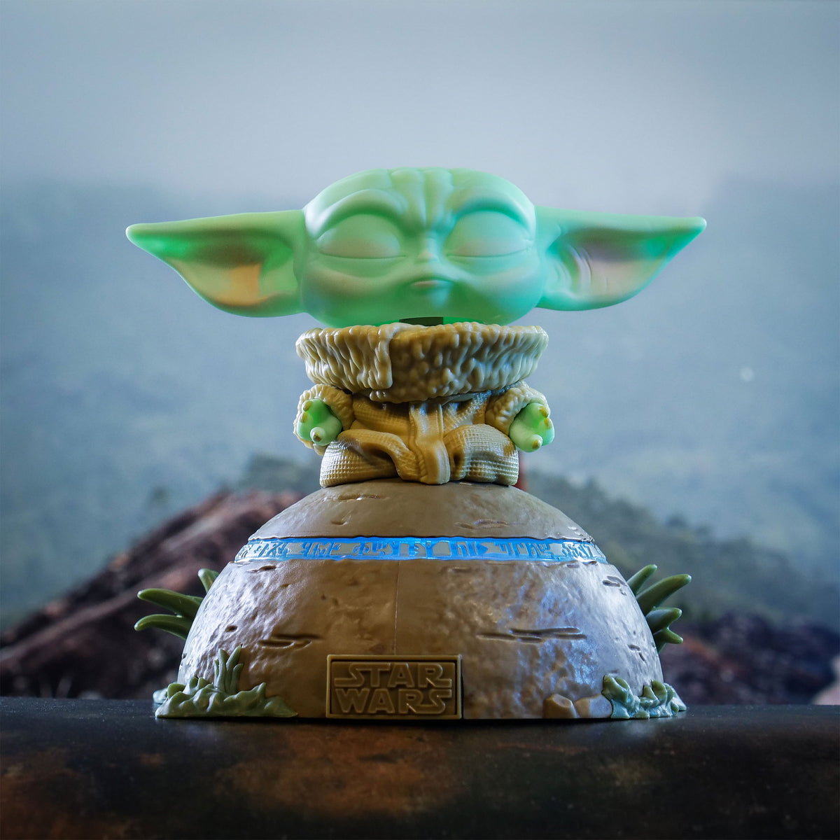 Produktbild Grogu använder Kraften Funko Pop-figur med ljus- och ljudeffekter - Star Wars The Mandalorian