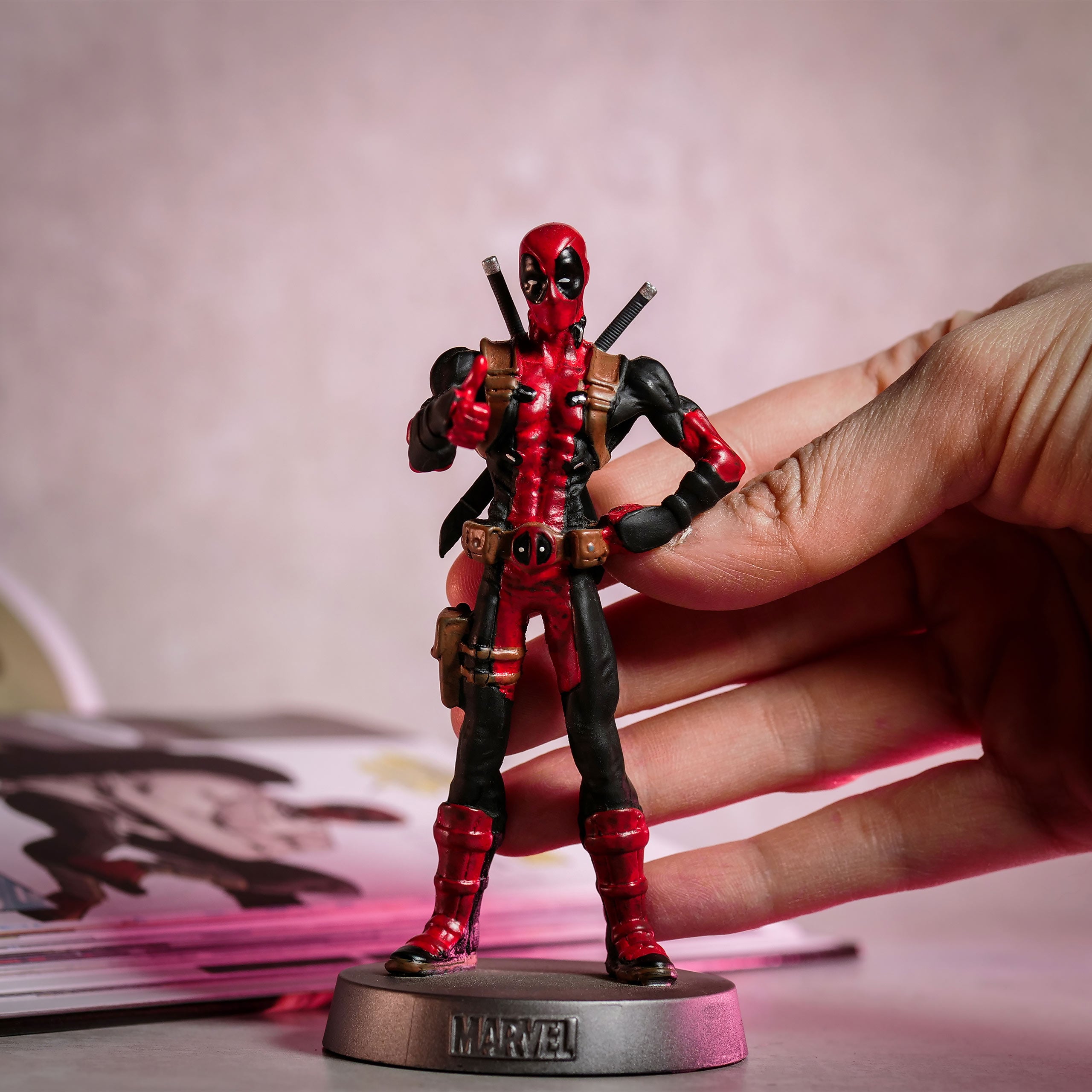 Produktbild Deadpool - Heavyweights metallfigur i samlarburk