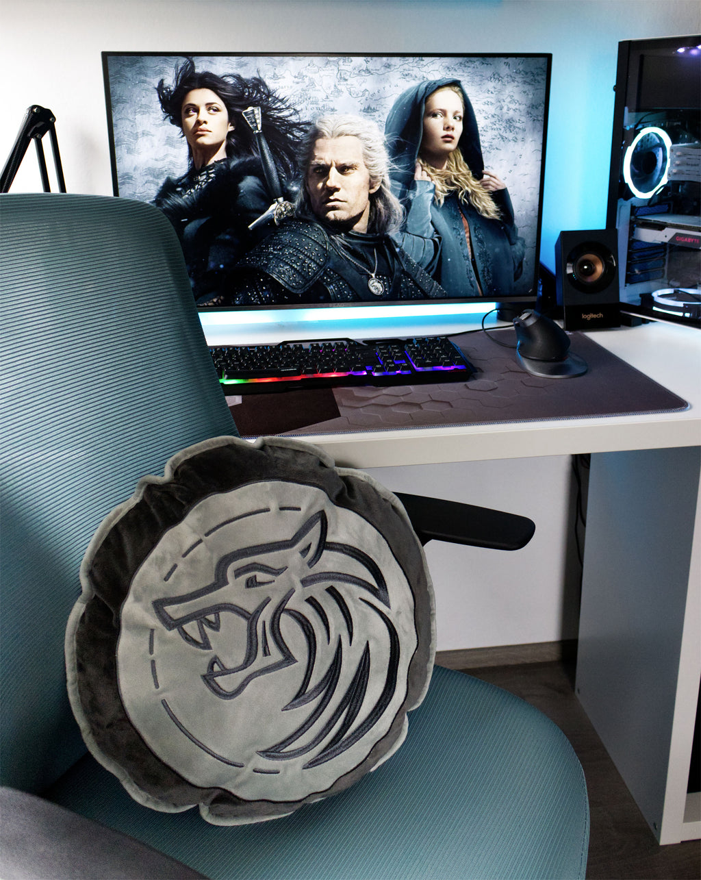 Produktbild Witcher - Wolf School Plyschkudde