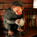Produktbild Niffler Livsstor Staty - Fantastiska Vidunder