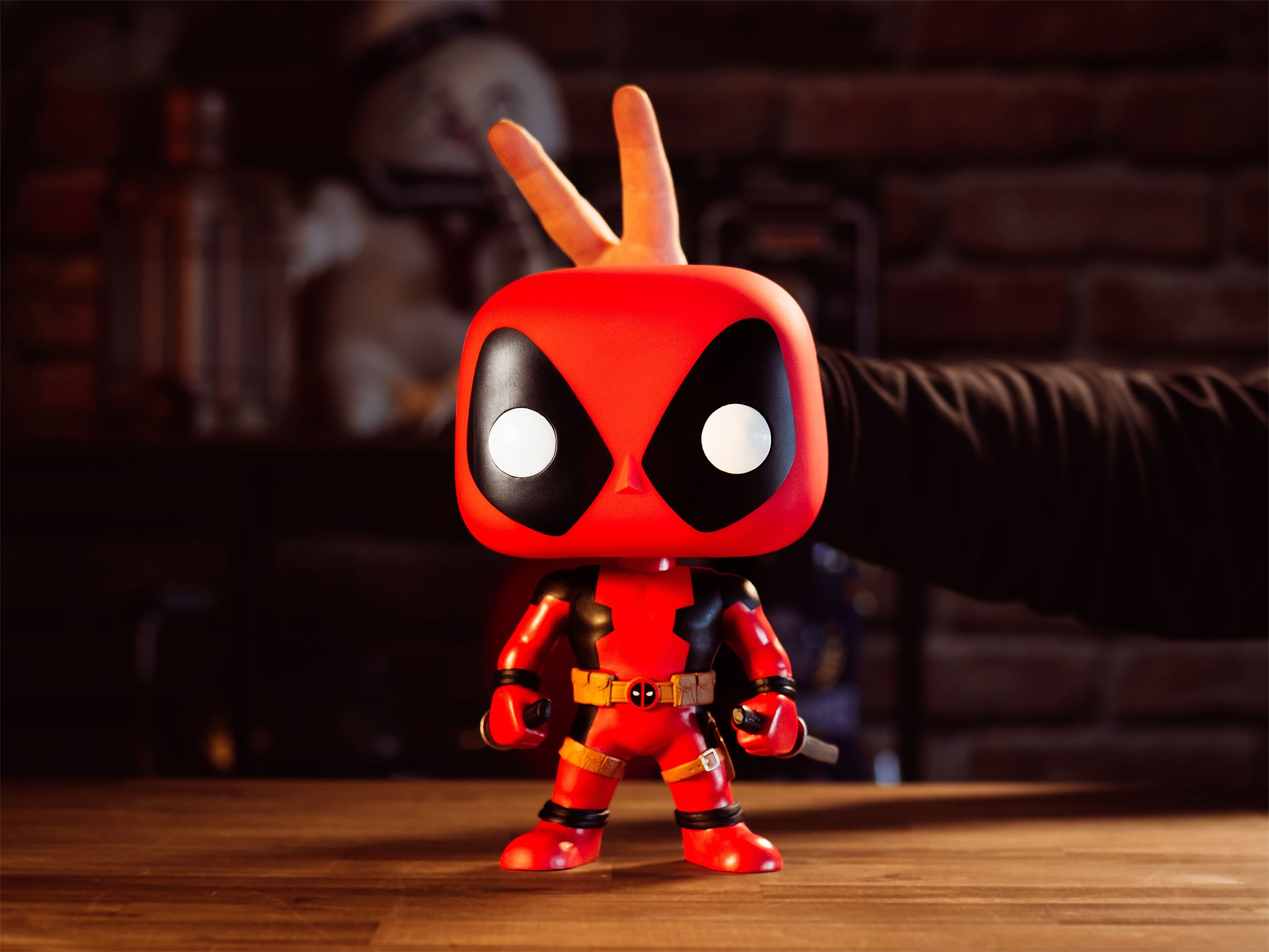 Produktbild Marvel - Deadpool med svärd Funko Pop figur med vickande huvud 23,5 cm